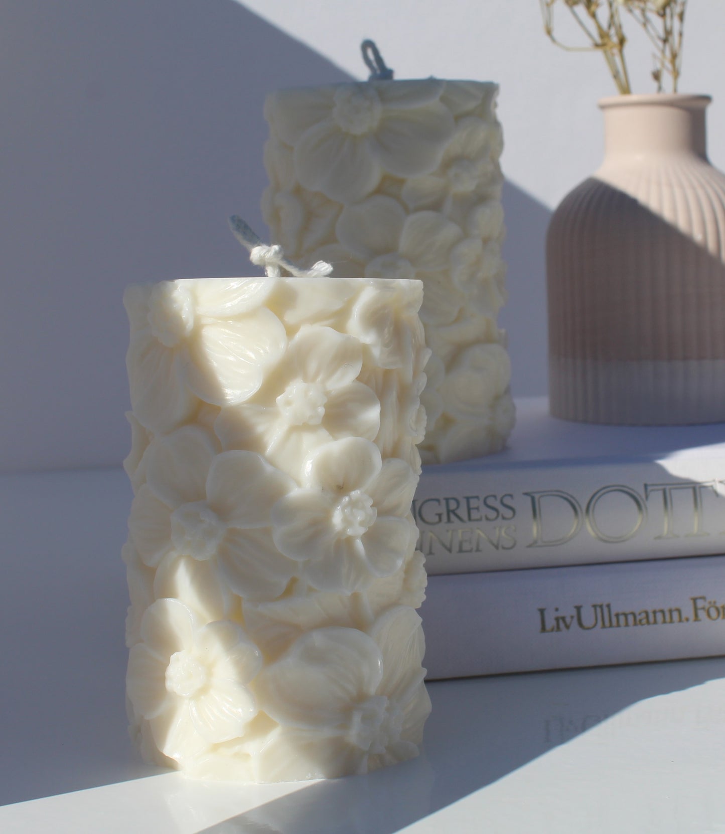 Lilly – En Hyllning till Naturens Skönhet (blockljus)