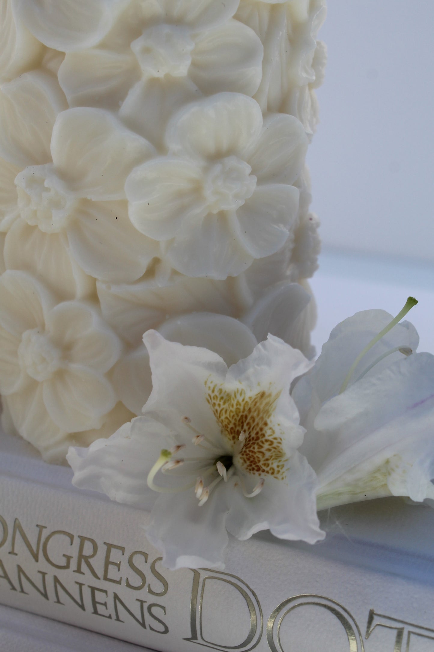 Lilly – En Hyllning till Naturens Skönhet (blockljus)