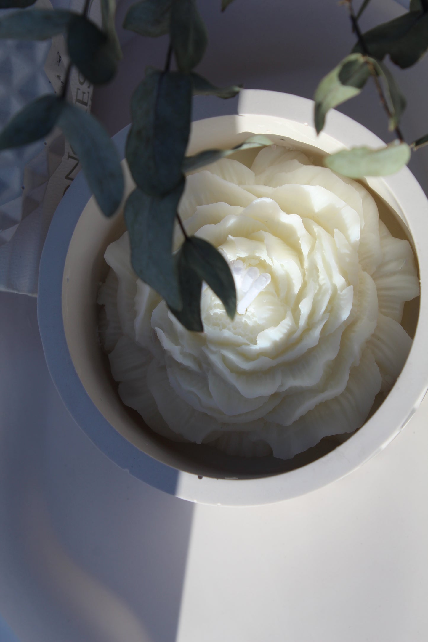 Dekorativ sojavax-bricka med blommor i naturliga färger