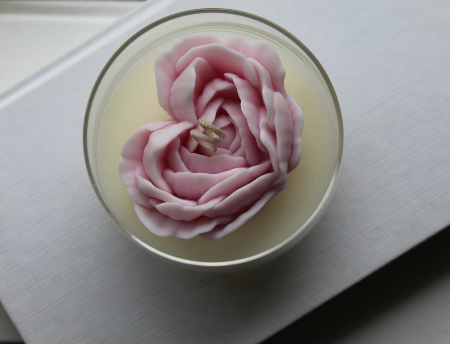 Handgjord ljusglass i pastellrosa färg – från Ljuspoesi