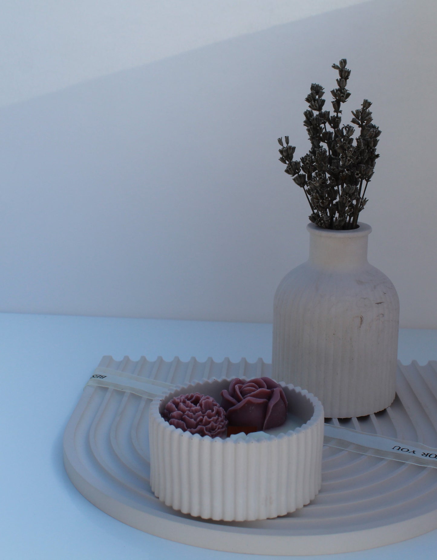 Lunelia – Handgjort blomsterljus i sojavax med rosor och lila detaljer