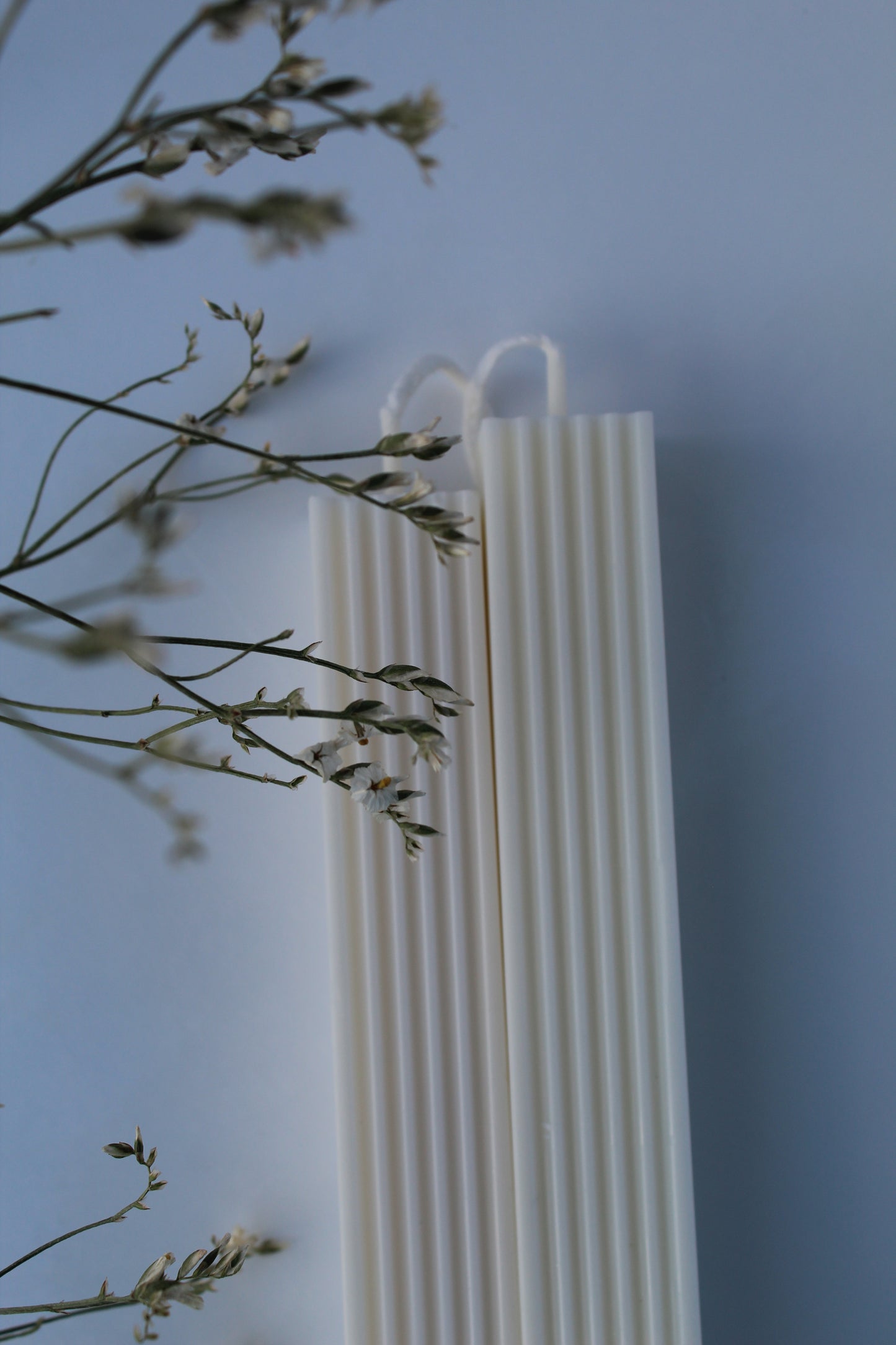 Rima – Handgjort ribbat designljus i naturvitt sojavax