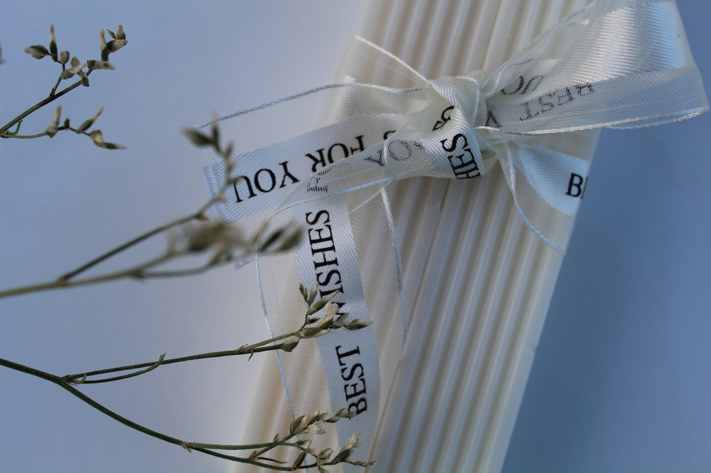 Rima – Handgjort ribbat designljus i naturvitt sojavax