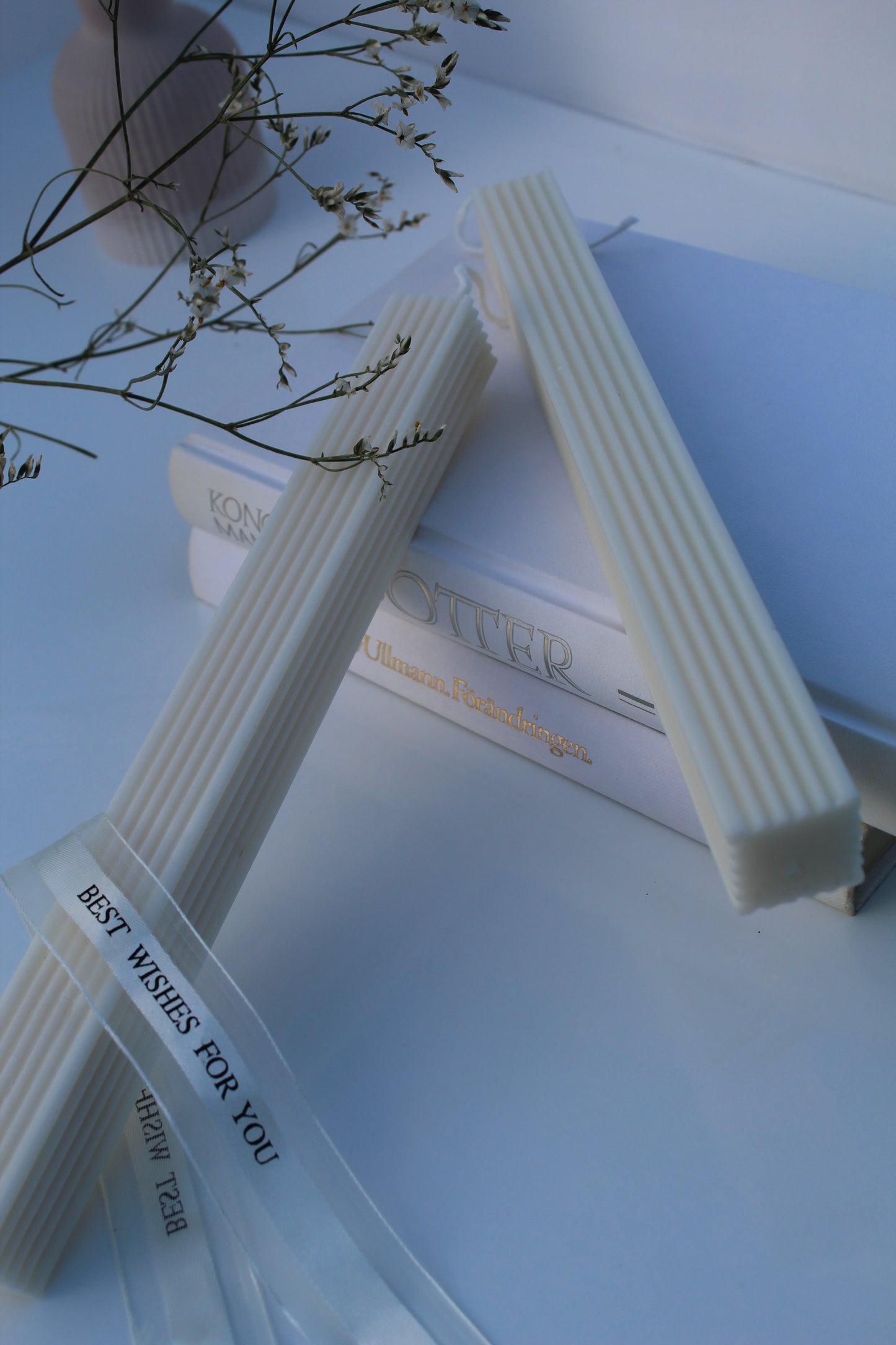 Rima – Handgjort ribbat designljus i naturvitt sojavax