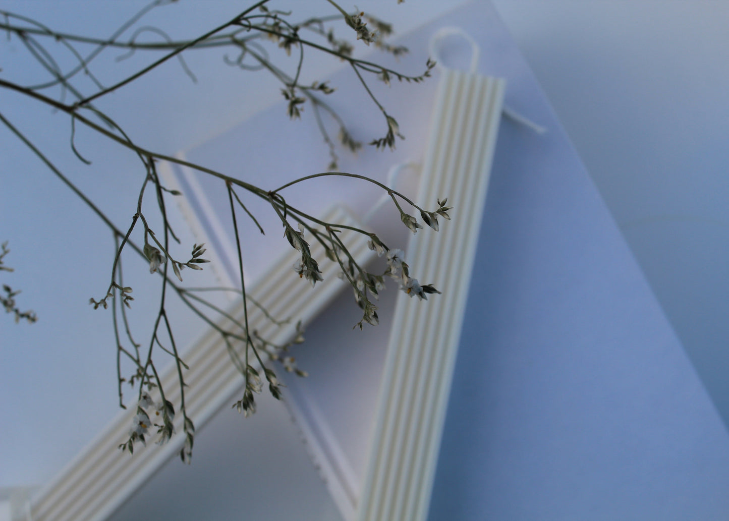 Rima – Handgjort ribbat designljus i naturvitt sojavax
