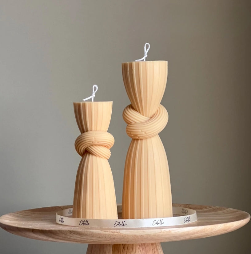 Julia ljus – veckad pelare med knut, Stor & Mellan