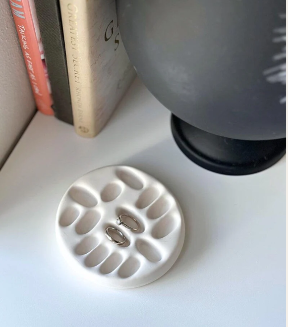 Rory – handgjort skulpturalt smyckesfat