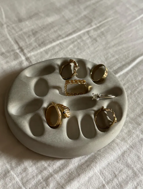 Rory – handgjort skulpturalt smyckesfat