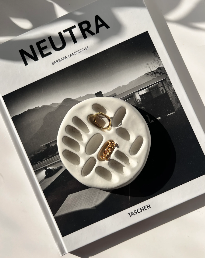 Rory – handgjort skulpturalt smyckesfat