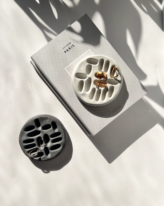 Rory – handgjort skulpturalt smyckesfat