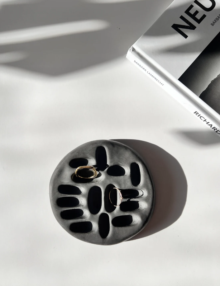 Rory – handgjort skulpturalt smyckesfat