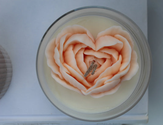 Ljusglas med handstöpta rosor i sojavax
