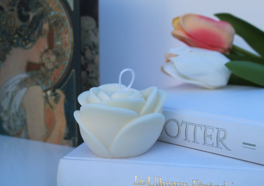 Gåvobox med blockljus och blommor – perfekt till henne – Ljuspoesi